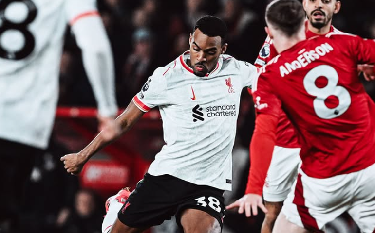 Liverpool sofre, mas empata com o Nottingham Forest e mantém boa vantagem no Inglês