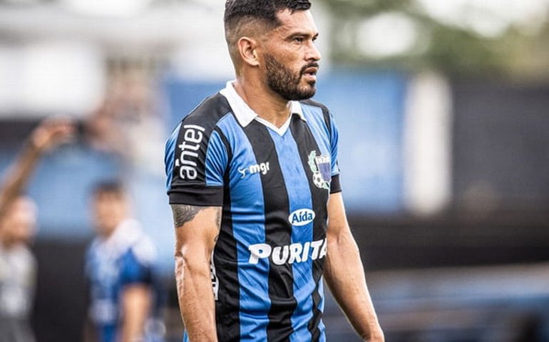 Samudio, ex-Cruzeiro, é afastado de time uruguaio por flertar com namorada de companheiro