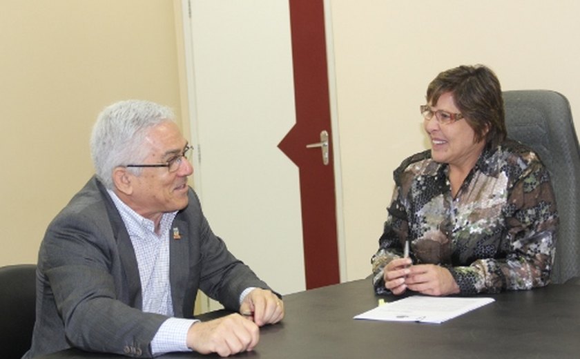 Prefeita Célia Rocha assina termo de doação de terreno para a Ufal