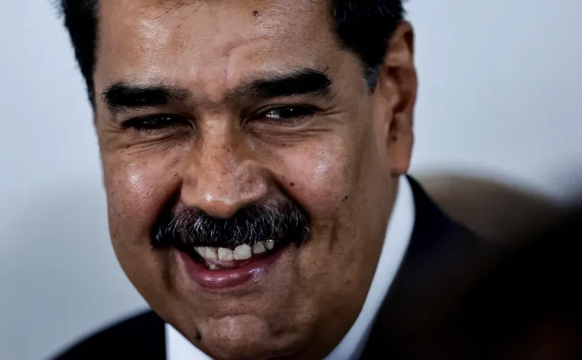 Nicolás Maduro mostra cédula eleitoral com sua foto repetida 13 vezes e ironiza: 'Ditadura'