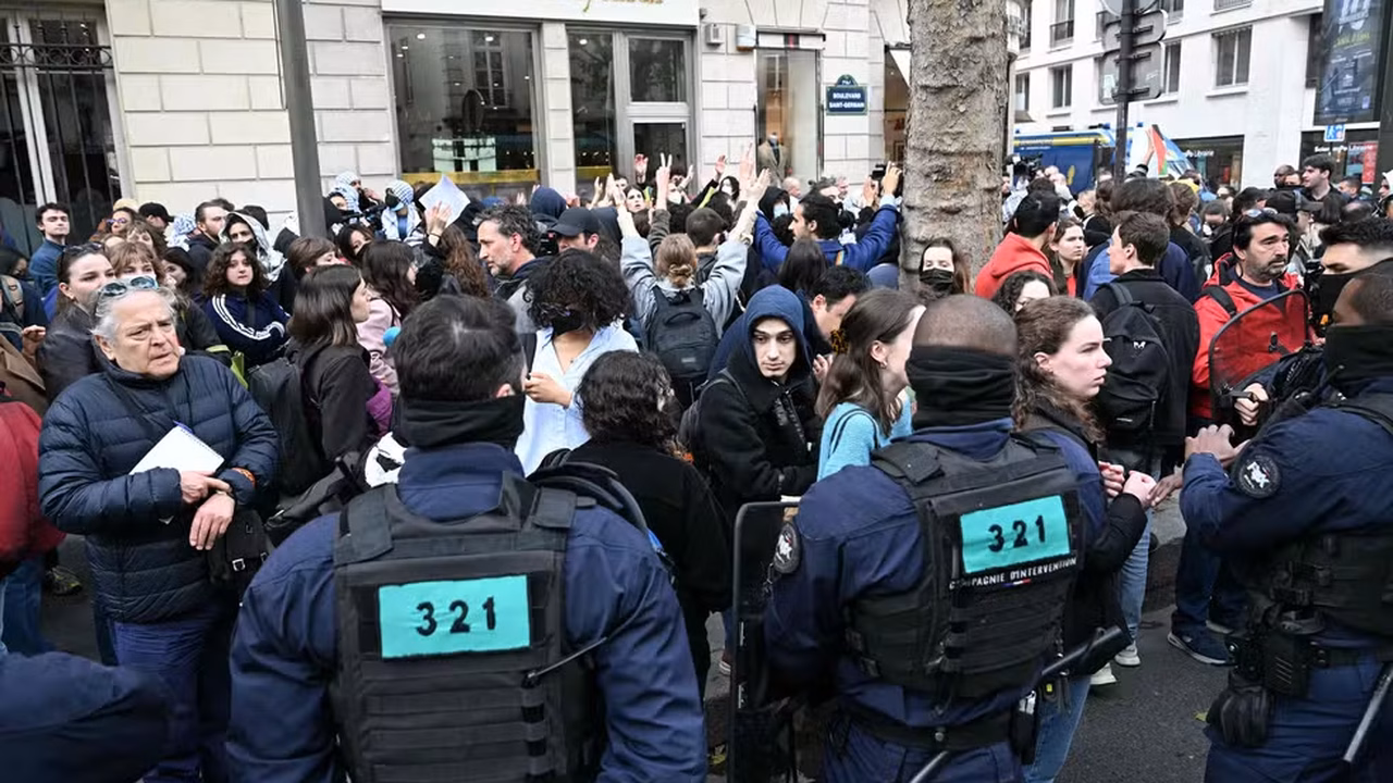 Protesto pró-Palestina: Polícia de Paris desocupa prédio de universidade de elite francesa