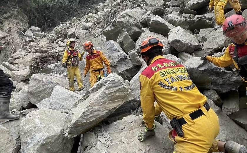 Socorristas de Taiwan libertam nove de caverna após terremoto