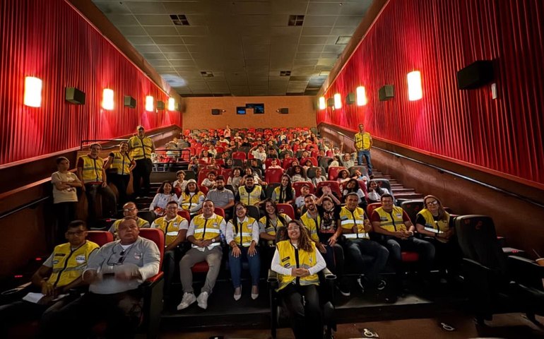 Ronda Mirim Corações da Paz encerra ano com sessão especial de cinema para crianças