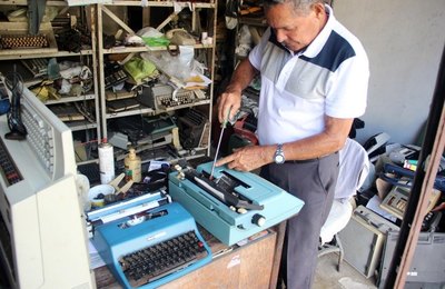 Técnico alagoano trabalha há 63 anos consertando máquinas de escrever
