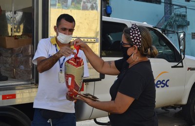 Mesa Brasil Sesc entrega mais de 1.300 Chesters para famílias carentes de Maceió e Arapiraca
