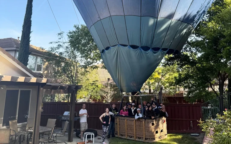 Podemos dar uma passada aí? Um balão de ar quente com 13 pessoas a bordo fez um pouso de emergência no quintal de uma casa na Califórnia