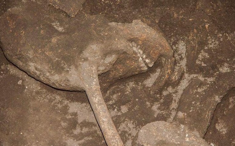 Vala comum com 80 restos mortais humanos é encontrada no noroeste do Equador