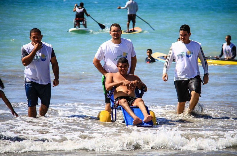 Praia Acessível garante lazer para pessoas com deficiência