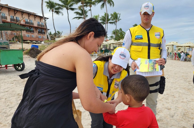 Ronda no Bairro distribui pulseiras de identificação para crianças nas praias do Francês e de Maceió