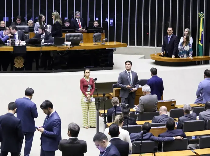 Sem acordo, Câmara não pauta foro privilegiado nem anistia a 8/1