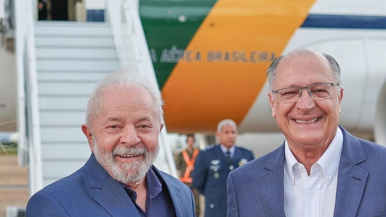 Lula embarca à Argentina, sua 1ª viagem internacional; Alckmin assume presidência