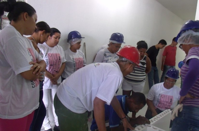 Projeto da Semtabes qualifica mulheres no setor da construção civil