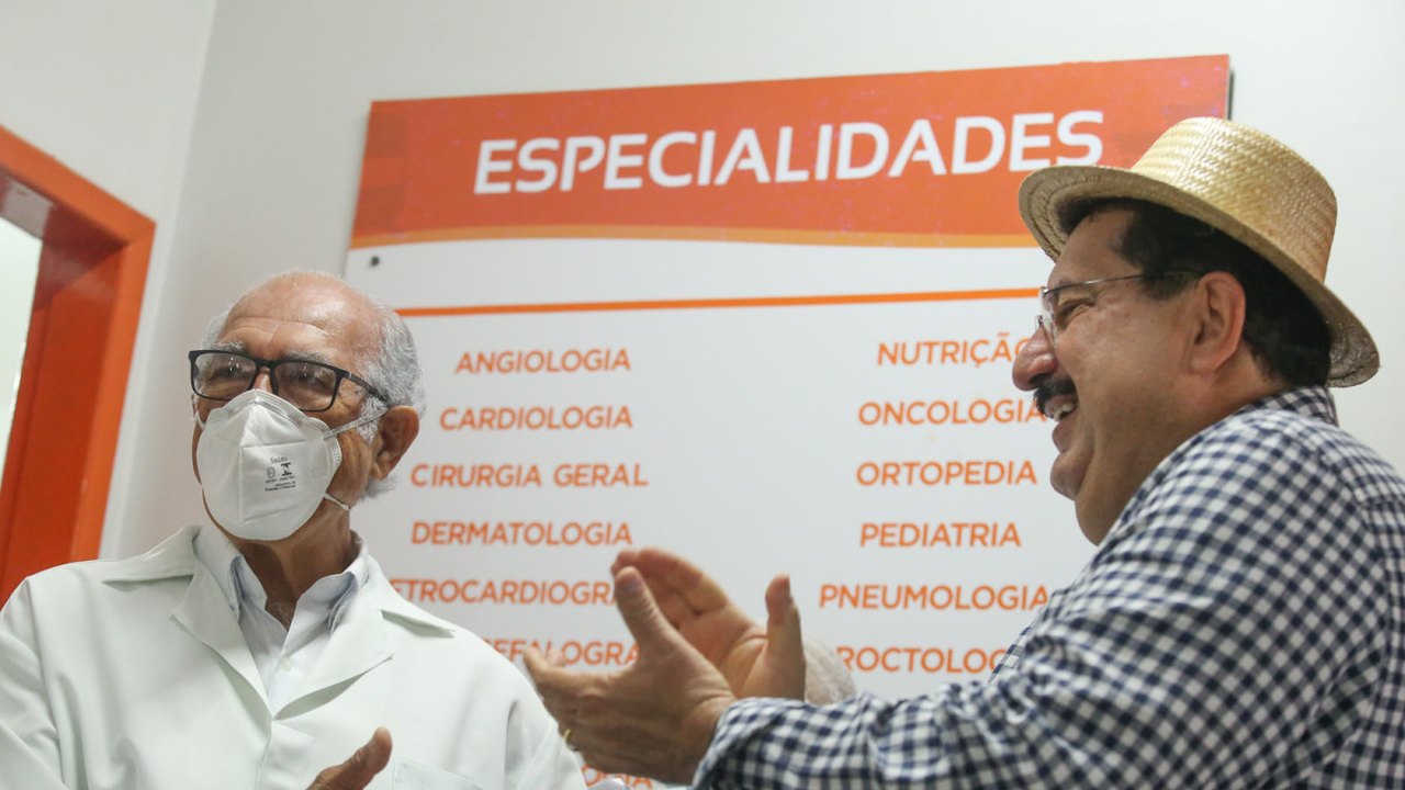 Prefeito Gilberto Gonçalves acompanha atendimento na policlínica em Rio Largo