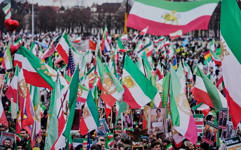 Príncipe herdeiro pede que o mundo apoie o povo do Irã enquanto 250 mil se reúnem em Munique