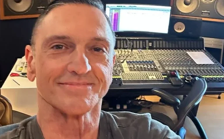 Justiça impõe medida protetiva a ex-mulher de Paulo Miklos e fixa distância mínima