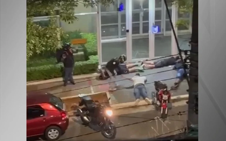 Vítimas deitam em calçada durante assalto na zona leste de SP