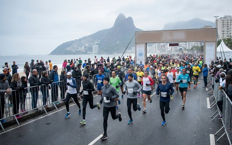 Maratona agita manhã gelada de domingo no Rio