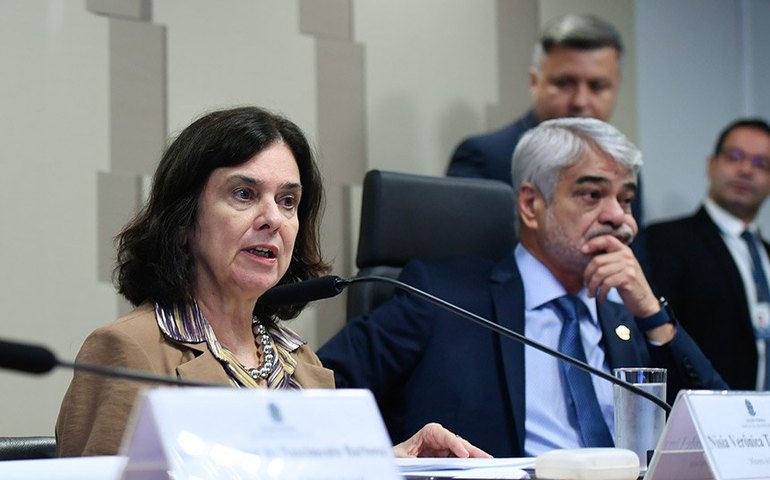Nísia responde a senadores sobre combate à dengue, vacinação e verba da Saúde