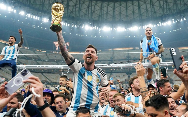 Suárez faz chamada de vídeo para parabenizar Messi pela conquista da Copa