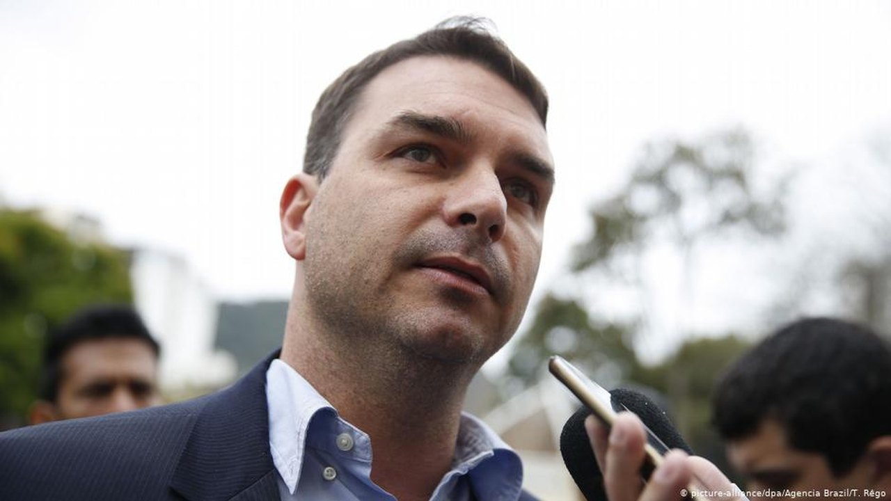 Flávio Bolsonaro: ‘Vamos erguer a cabeça e não vamos desistir do nosso Brasil’