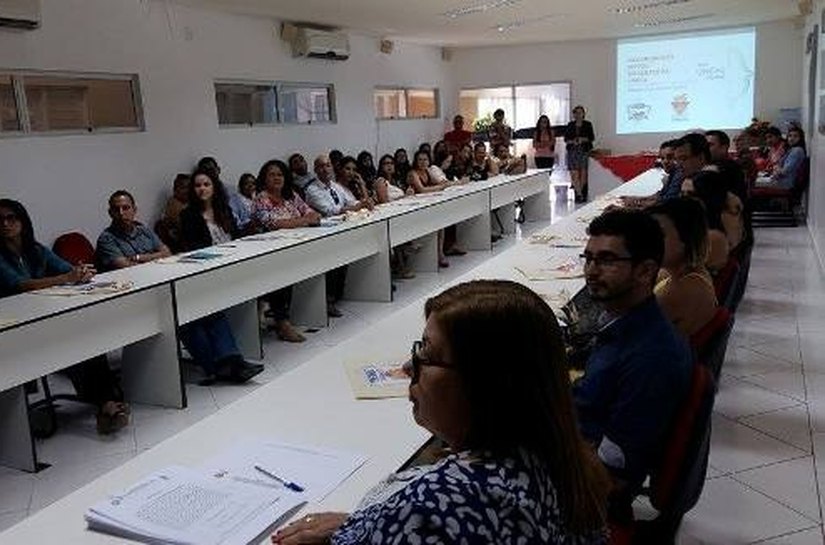 Quinze novos professores efetivos tomam posse na Uneal