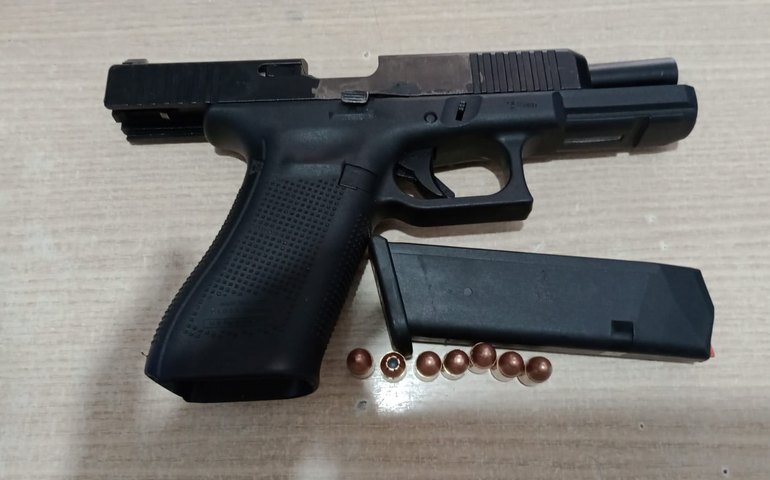 Homem é preso portando arma de fogo com numeração raspada em Maceió