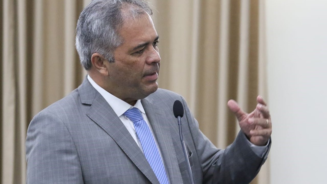 Lobão agradece empenho do Governo para criação de clínica veterinária pública