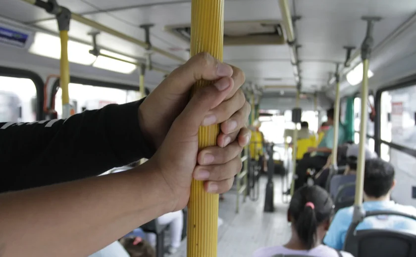 Homem é preso após se masturbar e agredir passageira em ônibus