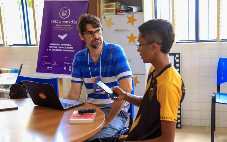 Alunos de escola estadual participam de pesquisa nacional sobre uso das redes sociais