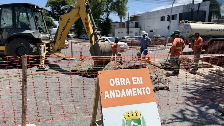 Obra emergencial de drenagem interdita via no Conjunto Murilópolis, na Serraria