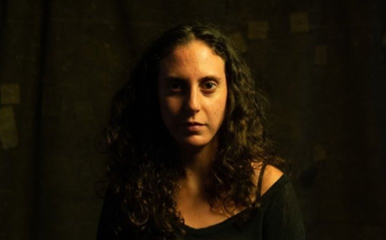 Longe da web, Jout Jout fez aparição pública recente em aniversário de empreendimento da mãe