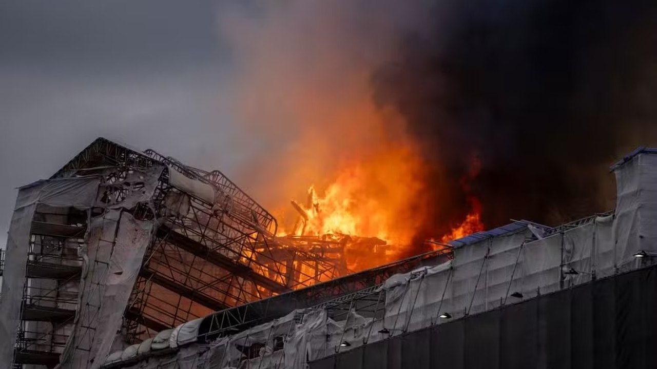 Fachada de prédio histórico da Bolsa de Copenhague desaba após incêndio, na Dinamarca