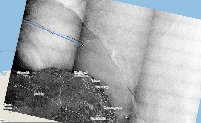 Imagem de satélite obtida por pesquisador da UFAL mostra um rastro negro ao norte do litoral
