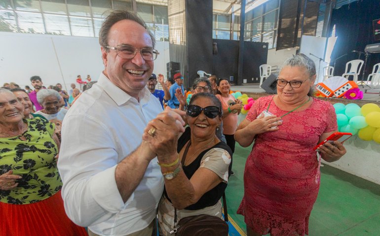 Prefeito Luciano participa de baile social com mais de 400 idosos atendidos pelos CRAS