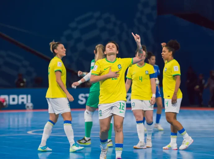 Brasil goleia Itália e está nas quartas da Copa do Mundo de futsal
