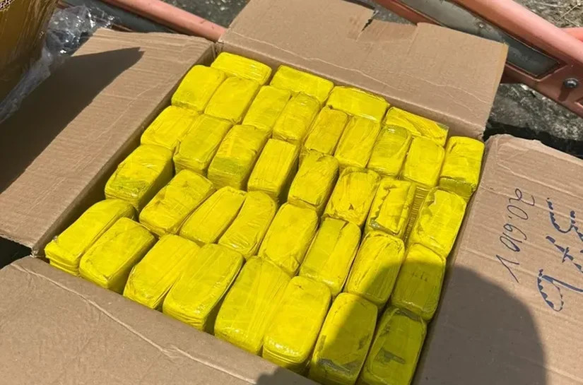 Van com 500 quilos de drogas e mercadorias sem nota fiscal é apreendida em operação, em AL