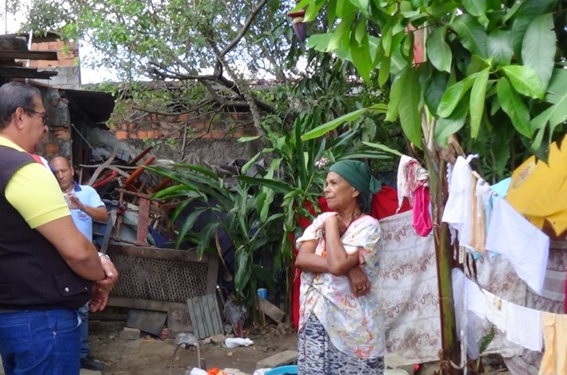 Slum flagra cinco toneladas de lixo em residência