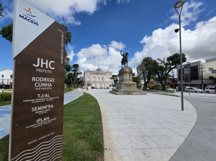 Revitalizada, Praça Marechal Deodoro atrai visitantes que destacam melhorias