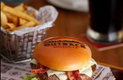 Outback e Coca-Cola se unem e lançam combo de Burgers em delivery