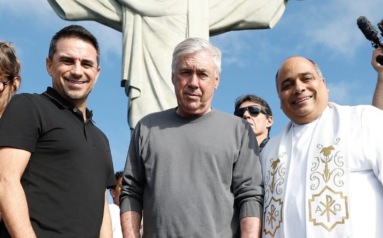 Carlo Ancelotti conhece Cristo Redentor, é festejado por populares e recebe bênção de padre