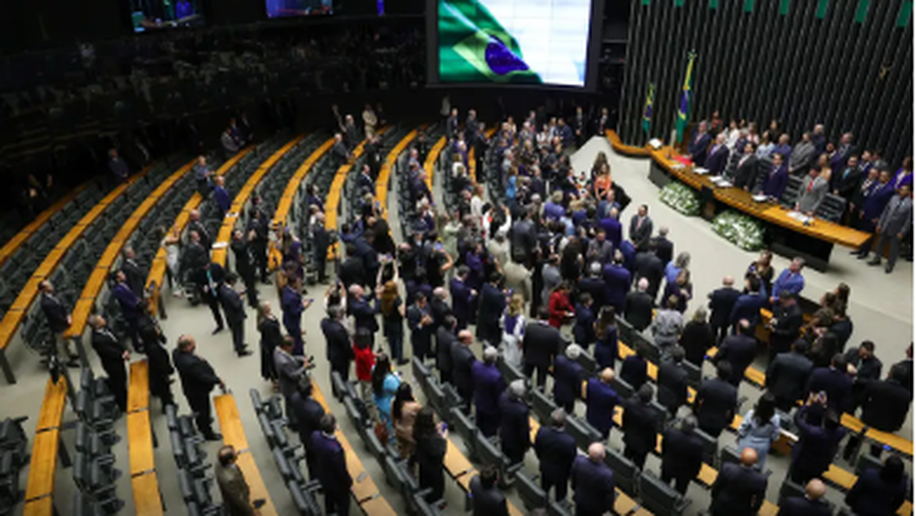 Congresso deve decidir sobre "taxa das blusinhas" nesta segunda