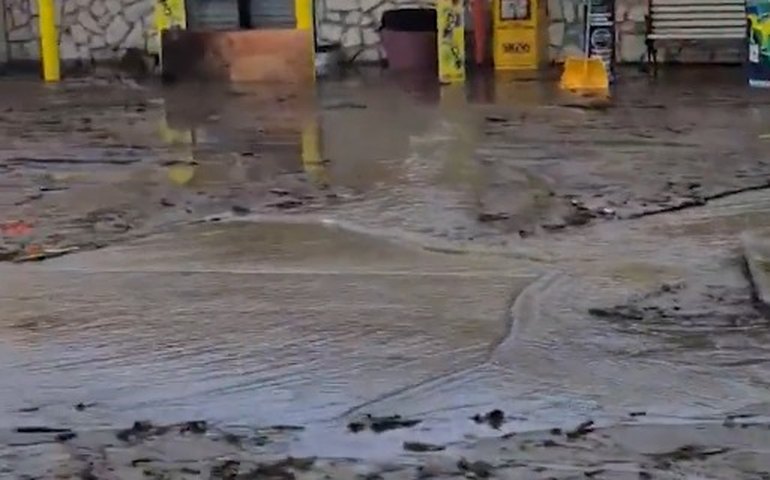 Rodovia em Washington coberta de lama após inundação causada por chuvas torrenciais