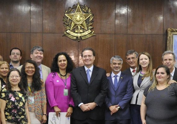 Renan recebe sugestões de representantes do setor da saúde