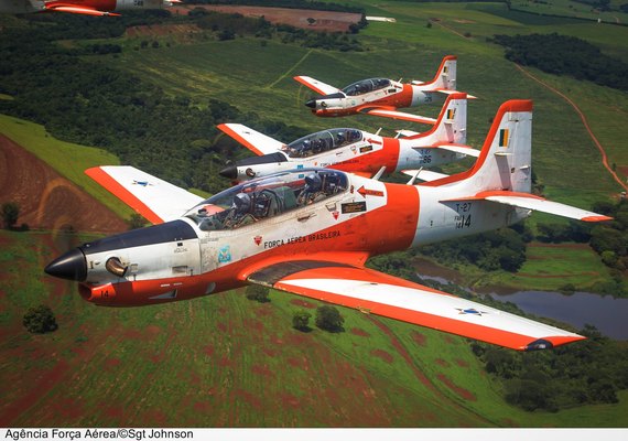 Como é o T-27 Tucano, modelo dos aviões da FAB que colidiram em Pirassununga, interior de SP