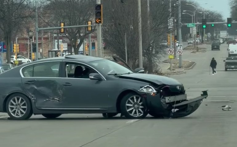 Confronto caótico ocorre quando vítima de roubo de carro confronta suspeito em cruzamento de Milwaukee