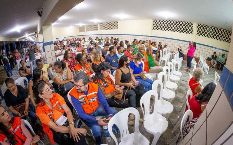 Prefeitura participa de escuta pública com moradores dos Flexais e discute reurbanização do local