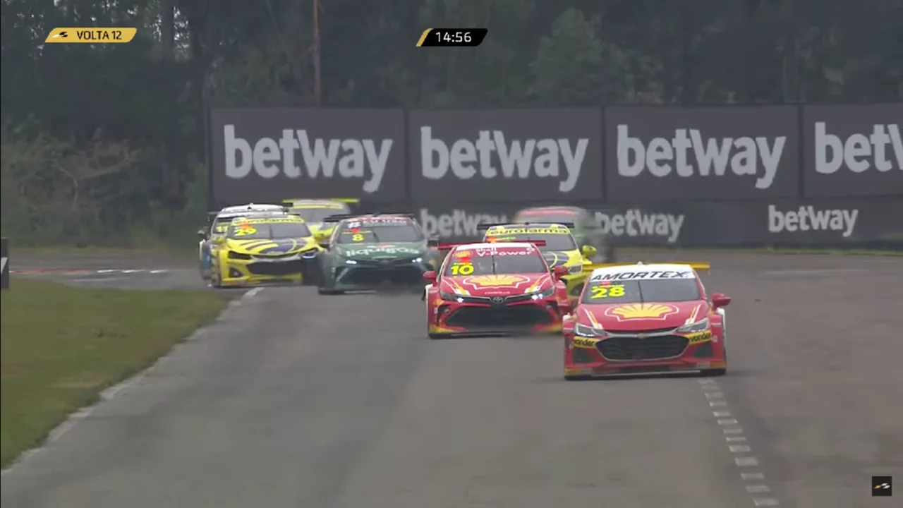 Átila Abreu ultrapassa Rubinho e vence corrida 2 da Stock Car no Velopark