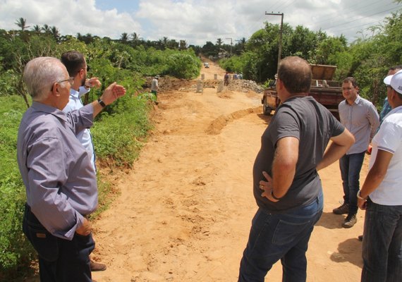 Rogério Teófilo vistoria serviço de terraplanagem no bairro Massaranduba em Arapirac