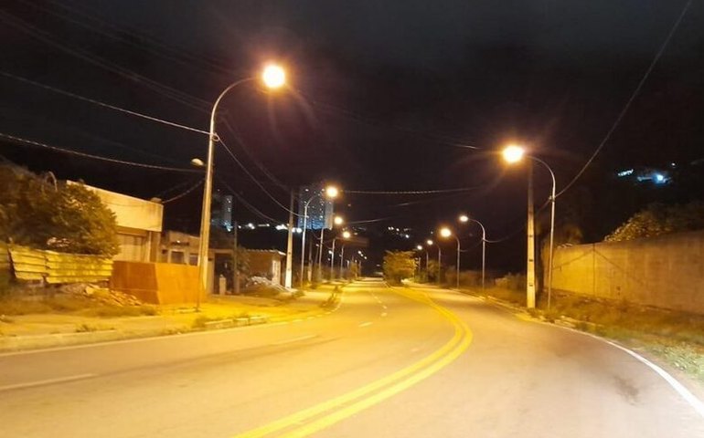 Sima recupera iluminação danificada por vândalos na Avenida Pierre Chalita