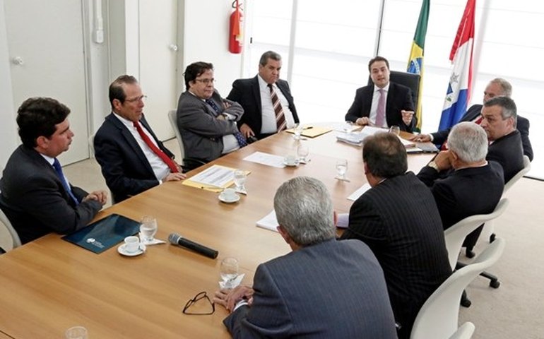 Renan Filho busca novas alternativas para sistema prisional